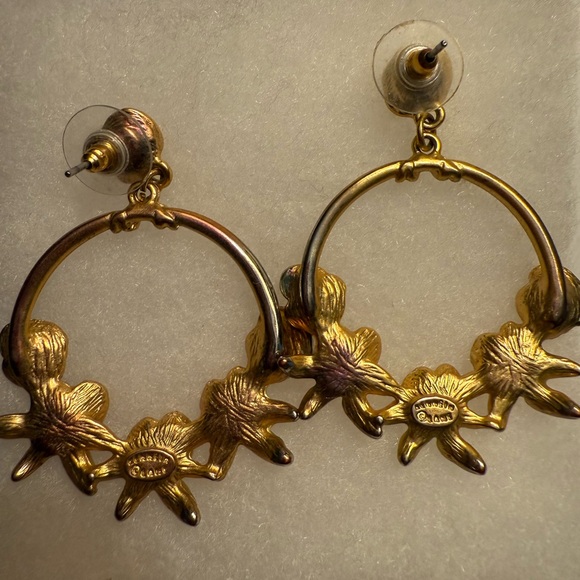 Kenneth Jay Lane Elegant Gold Floral Hoop Earrings - Picture 3 of 4
